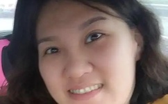 把冰葡萄一颗一颗往里堆